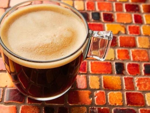 Кому краще обрати каву без кофеїну?