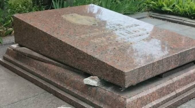 З могили хотіли викрасти прах радянського розвідника