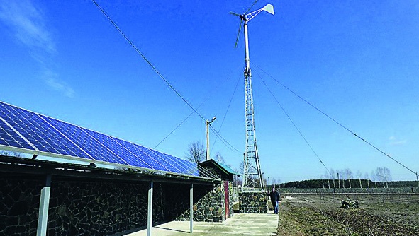 Вітряк висотою 14 метрів і сонячні панелі