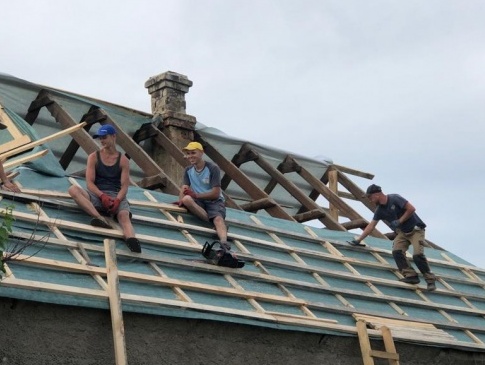 Волонтери-будівельники Волині допомагають жителям Херсонщини відновлювати житло