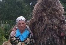 103-річна волонтерка із Житомирщини плете кікімори на фронт