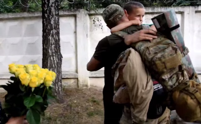 Волинський прикордонник повернувся  з фронту додому: зворушливе відео зустрічі з родиною