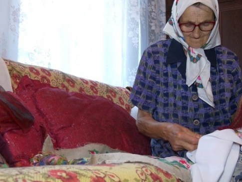 «Не випускаю голку з рук», — 77-річна вишивальниця з Вінниччини вишиває понад 60 років