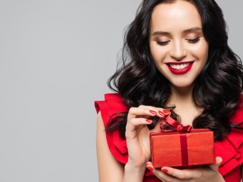 Що подарувати жінці: вишукані, оригінальні та недорогі подарунки