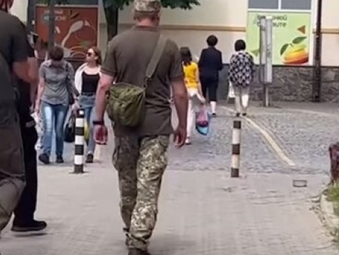 Чи мають право військкоми в Україні заходити до вашої квартири