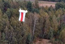 Біля кордону на Волині запустили у небо заборонений у Білорусі історичний прапор