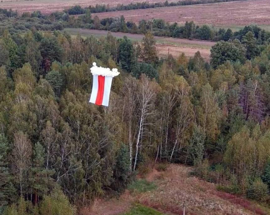 Біля кордону на Волині запустили у небо заборонений у Білорусі історичний прапор