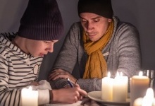 Як підготуватись до відключень світла в Україні: що купити і зробити