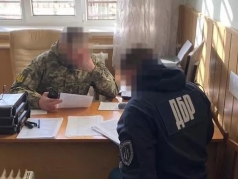 На Рівненщині посадовець військової частини незаконно виплатив пів мільйона гривень доньці колеги