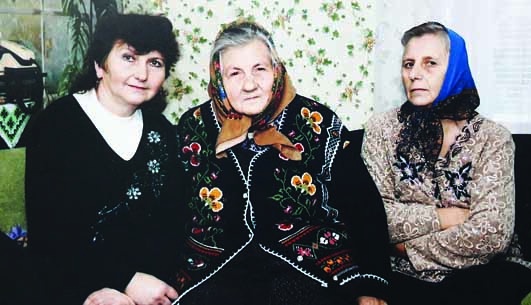 Мама Антоніна (в центрі) з дочками