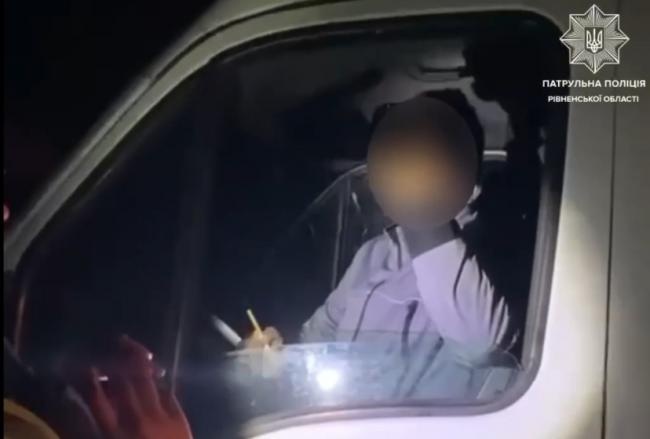 «І що?»: на Рівненщині водій пив пиво перед патрульними