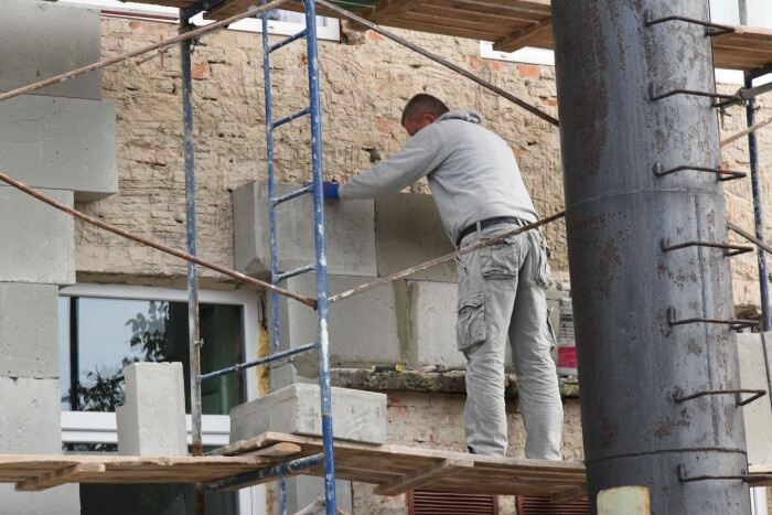«Утеплюють фасад  та встановлюють теплові насоси»: у Луцьку енергомодернізують навчальні заклади