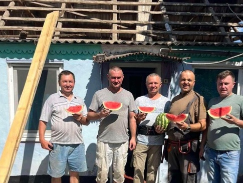 Жителі Боремля допомагали херсонцям відновлювати хати