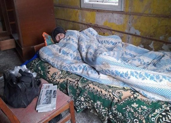 «Без вікон, дверей та опалення»:  працівники терцентру  з Луцька привезли важкого хворого в покинуту хату