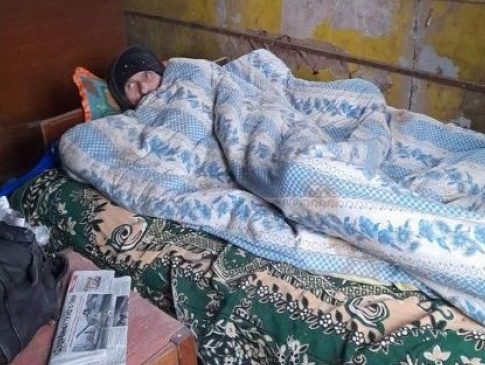 «Без вікон, дверей та опалення»:  працівники терцентру  з Луцька привезли важкого хворого в покинуту хату