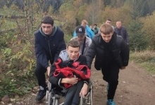 «Здійснили мрію»: діти з Волині на руках винесли друга на гору в Карпатах