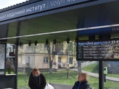 В Луцьку на «розумних зупинках» відтепер можна стежити за приміським громадським транспортом