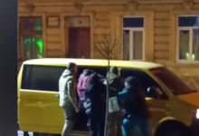 У Львові військкоми силою запихнули чоловіка в бус: деталі «жорсткої» мобілізації