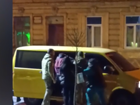 У Львові військкоми силою запихнули чоловіка в бус: деталі «жорсткої» мобілізації