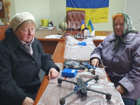На Франківщині дві пенсіонерки відкладали гроші з пенсії і купили дрони для ЗСУ