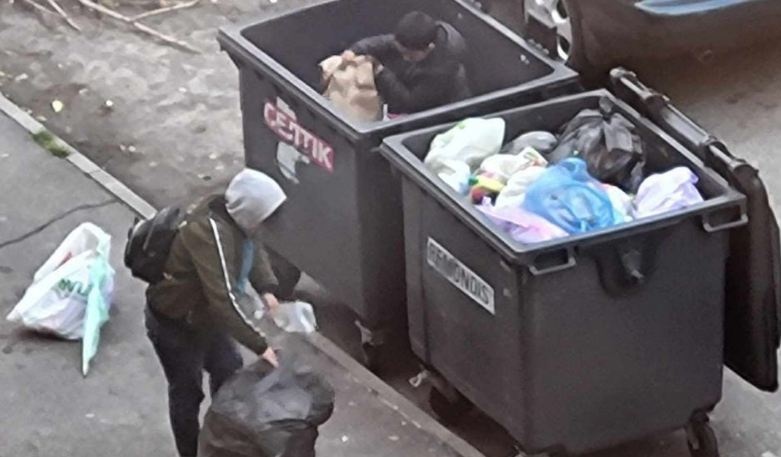 У Києві горе-мати закидає хлопчика до сміттєвих баків, щоб той шукав пляшки