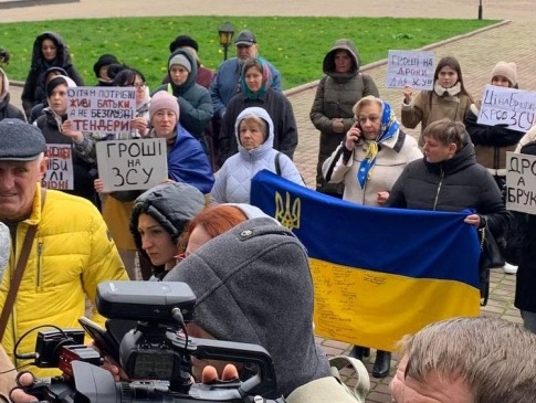 «Дрони замість бруківки»: біля Волинської ОДА активісти вкотре вийшли на мітинг