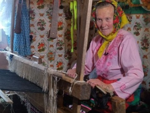 На Волині десятки жінок досі тчуть килими: історії майстринь