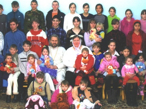 Священник 30 років усиновлював дітей, щоб… ґвалтувати