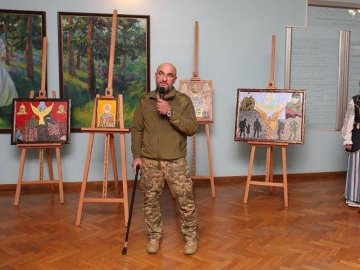 Задля допомоги волинським захисникам воїн-капелан із Луцька відкрив виставку-продаж сакральних картин