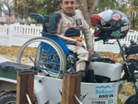 «Не можу воювати, бо на інвалідному візку, але допомагаю ЗСУ»
