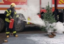 Що робити, коли горить ялинка, - розповіли пожежники у Луцьку