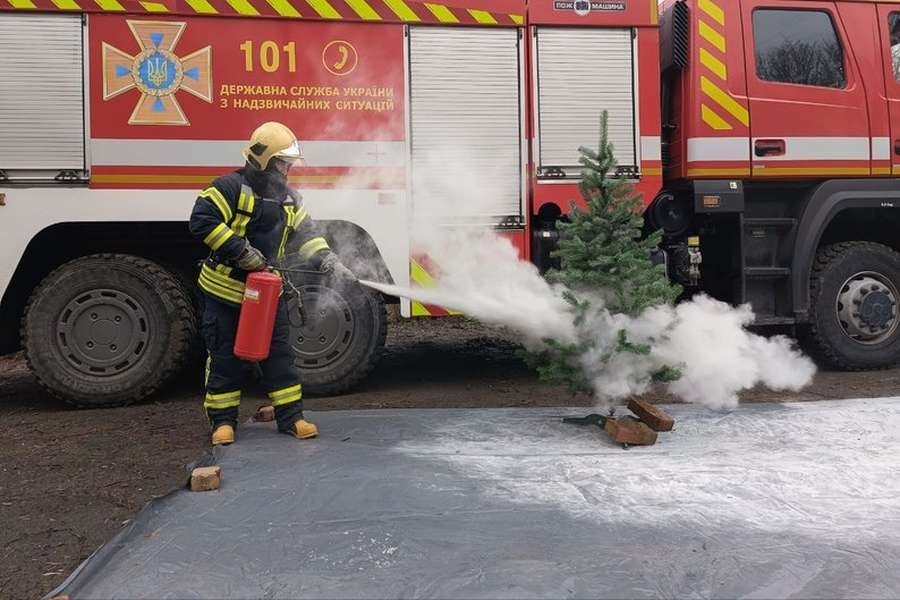 Що робити, коли горить ялинка, - розповіли пожежники у Луцьку