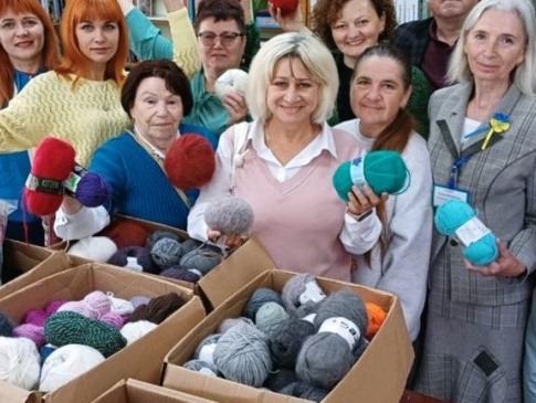 На Волині майстрині-волонтерки сплели понад 400 пар теплих шкарпеток для військових