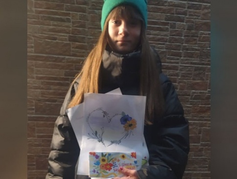 На Волині шестикласниця передала волонтерам гроші, які їй подарували на день народження