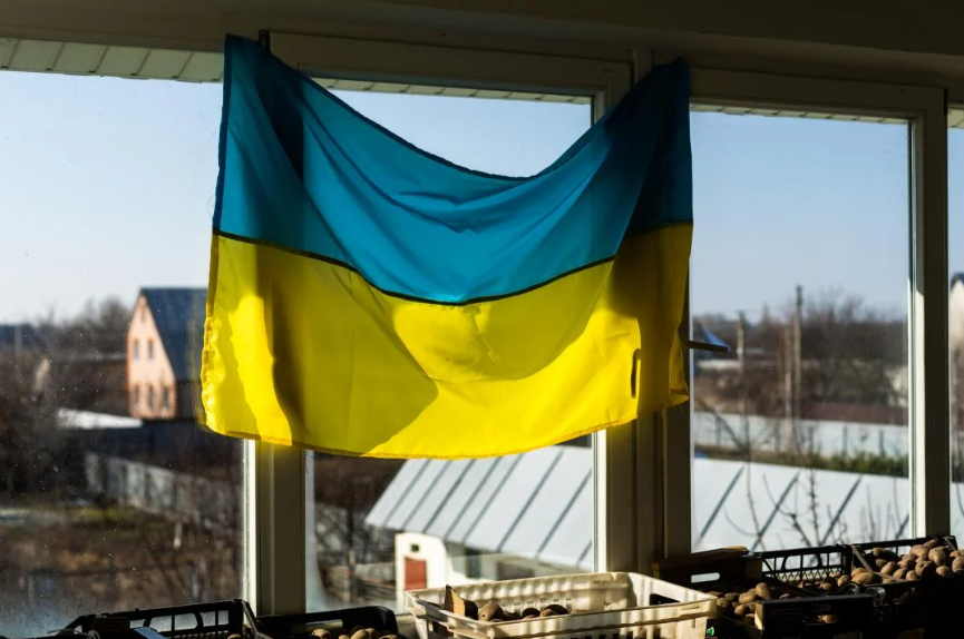 Українець повернув прапор з підписом Залужного, який купив на аукціоні: причина приголомшує