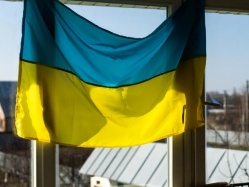 Українець повернув прапор з підписом Залужного, який купив на аукціоні: причина приголомшує