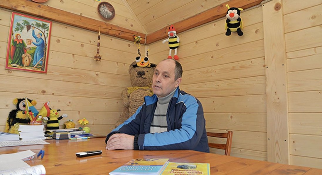 На Івано-Франківщині чоловік зцілює людей отрутою бджіл