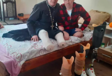 Священник Іван Теремко, який вже 22 роки живе без ніг, підтримав героя на протезах