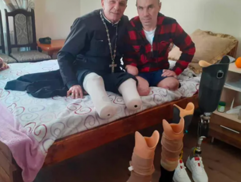 Священник Іван Теремко, який вже 22 роки живе без ніг, підтримав героя на протезах