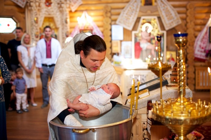 Коли хрестити дитину 2024 року: сприятливі дні