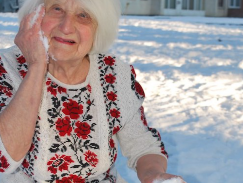 У Луцьку 84-жінка вчить іноземну, обтирається снігом та їздить на екскурсії