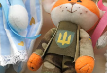 У Луцьку жінка створює ляльки-обереги для українських захисників