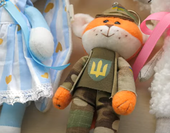 У Луцьку жінка створює ляльки-обереги для українських захисників