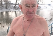 У Луцьку 83-річний чоловік «моржує» понад 20 років