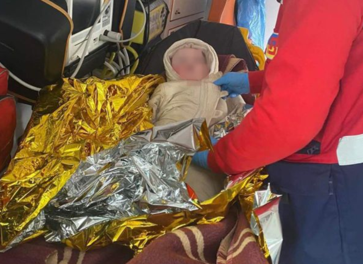 У Києві немовля жило в норі, без світла, води та каналізації: суд відібрав дитину у горе-матері