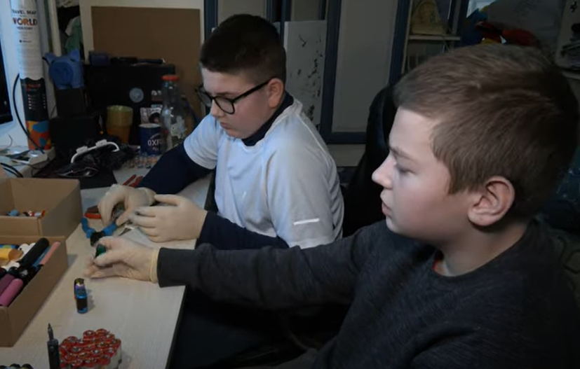 У Луцьку двоє семикласників навчилися переробляти електронні сигарети на павербанки для ЗСУ