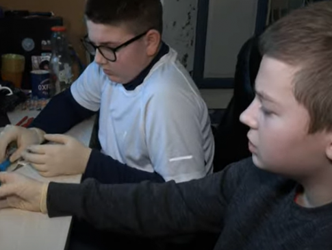 У Луцьку двоє семикласників навчилися переробляти електронні сигарети на павербанки для ЗСУ