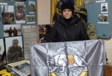 На Волині дружина та матір загиблих Героїв передала в музей прапори