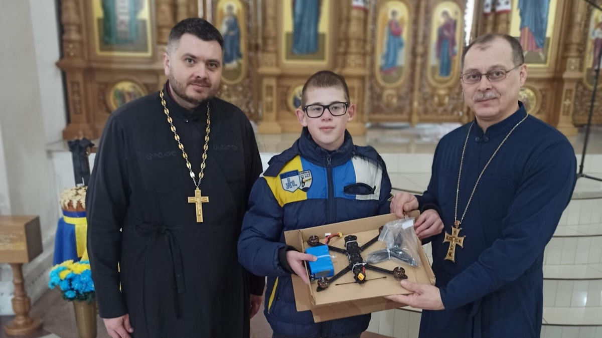 На Волині семикласник за допомогою священників купив FPV-дрон для ЗСУ
