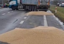 Польська прокуратура порушила справу через висипане з українських вантажівок зерно
